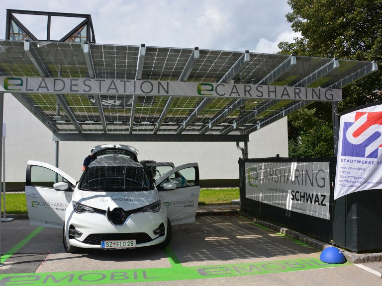 Flo MOBIL Ein Carsharing  Auto ladet an der E-Ladestation St.Barbara.