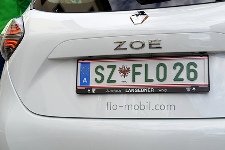 E-Carsharing - Fährst du noch, oder teilst du schon? Kennzeichen vom Flomobil auf dem E-CArsharing Auto der Stadtwerke Schwaz