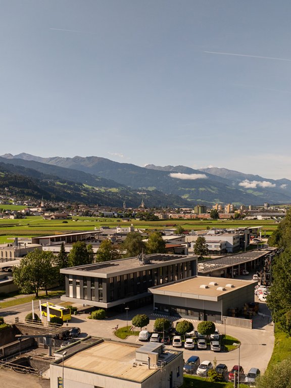 Regional, verlässlich und voller Energie Die Fimrenzentrale der Stadwterke Schwaz von oben, im Hintergrund ist die Stadt Schwaz zu sehen.
